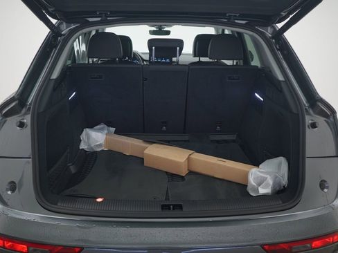 Used 2023 Audi Q5 2.0T Premium w/ Convenience Package image 12