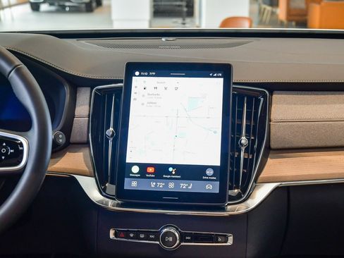 Used 2025 Volvo XC90 B5 Plus w/ Protection Package Premier image 14