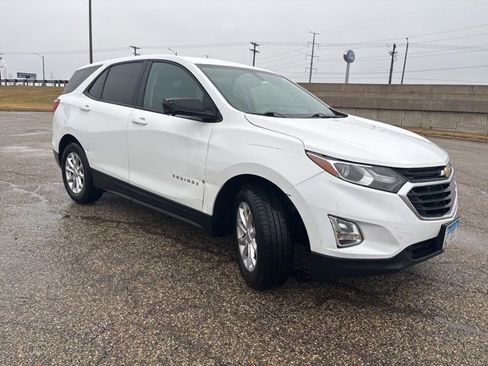 Used 2019 Chevrolet Equinox LS w/ LS Convenience Package image 2