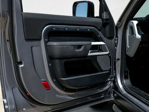 Used 2022 Land Rover Defender 90 image 38