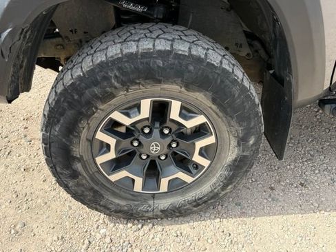 Used 2022 Toyota Tacoma TRD Off-Road w/ Technology Package AWD/4WD image 10