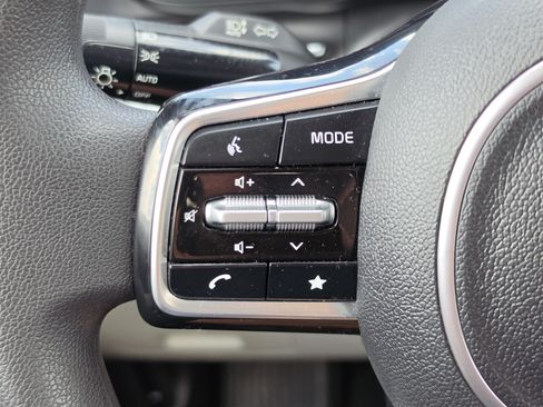 Used 2024 Kia Carnival LX FWD image 14