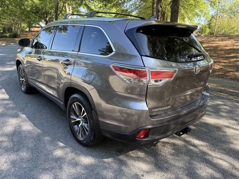 Used 2016 Toyota Highlander XLE FWD image 6