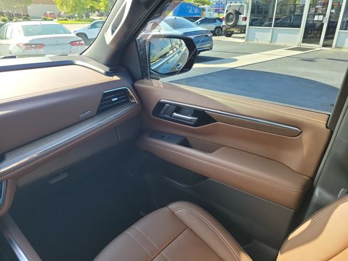 Used 2025 Chevrolet Tahoe High Country RWD image 13