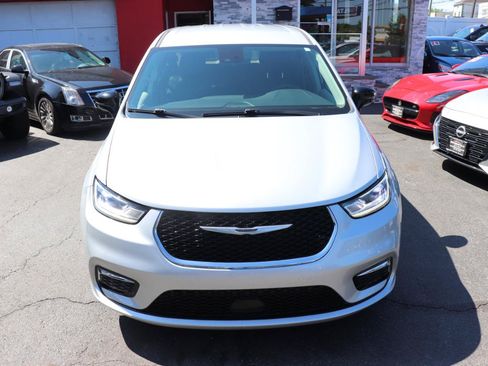 Used 2024 Chrysler Pacifica Touring-L FWD image 9