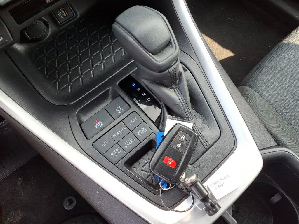 Used 2025 Toyota RAV4 XLE AWD/4WD image 17