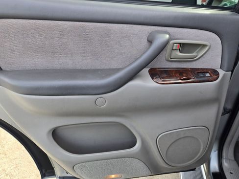 Used 2003 Toyota Sequoia SR5 RWD image 12