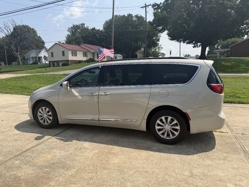 Used 2017 Chrysler Pacifica Touring-L FWD image 4