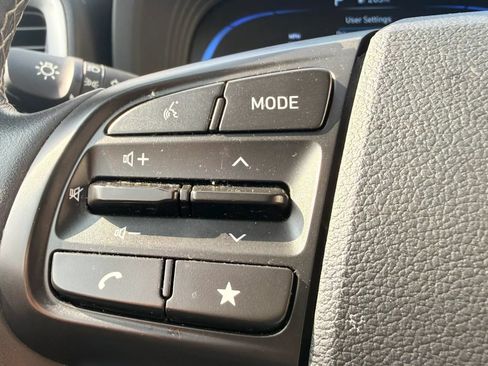 Used 2025 Hyundai Venue SEL FWD image 19