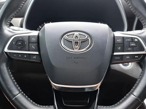 Used 2021 Toyota Highlander XLE AWD/4WD image 30