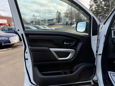 Used 2018 Nissan Titan SV image 11