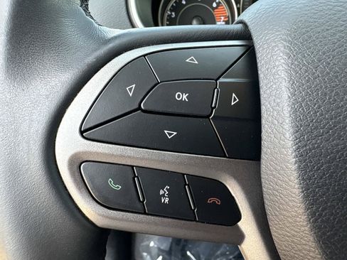 Used 2019 Jeep Cherokee Latitude Plus w/ Comfort/Convenience Group FWD image 30