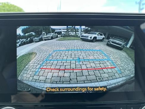 Used 2025 Toyota Highlander XLE FWD image 24