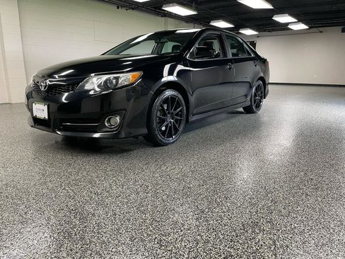 Used 2013 Toyota Camry SE w/ Leather Pkg FWD image 6