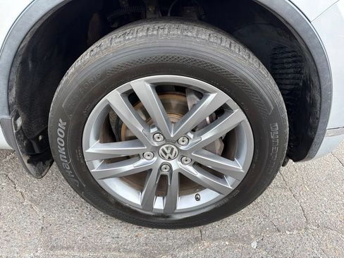 Used 2016 Volkswagen Touareg Sport AWD/4WD image 9