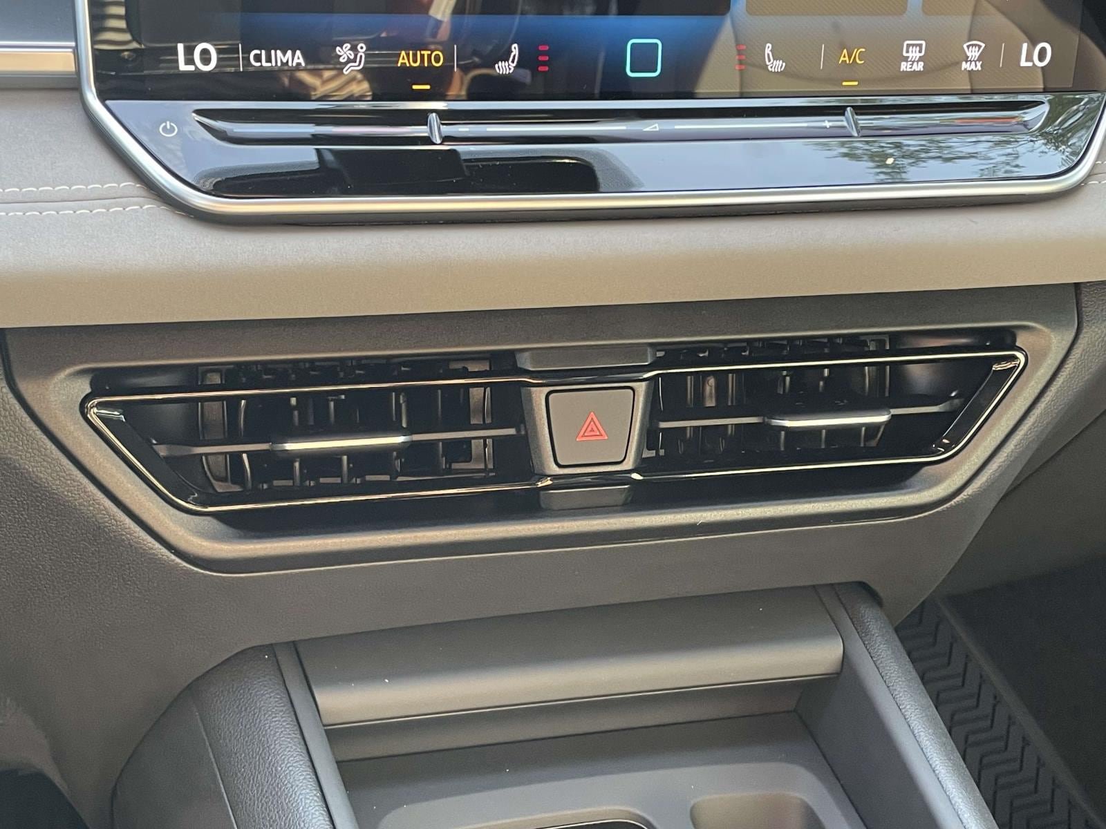 New 2026 Volkswagen Tiguan SE R-Line FWD image 27