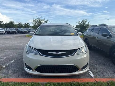 Used 2020 Chrysler Pacifica Touring-L Plus FWD image 2