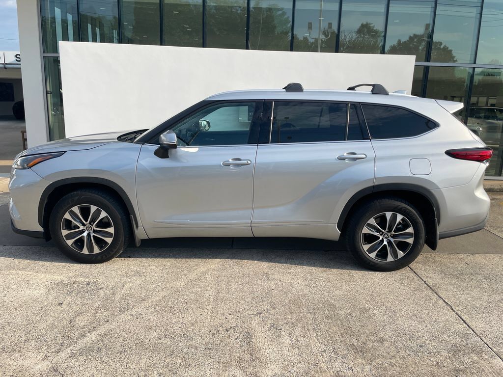 Used 2022 Toyota Highlander XLE AWD/4WD image 2