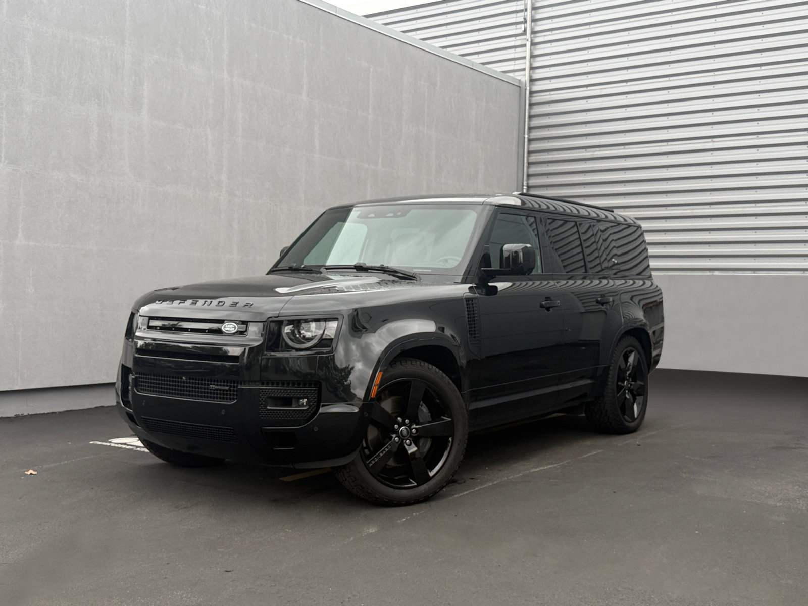 Used 2023 Land Rover Defender 130 X-Dynamic SE AWD/4WD image 1