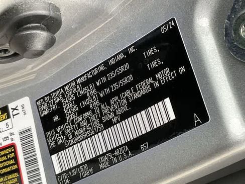 Used 2024 Toyota Highlander Limited AWD/4WD image 29