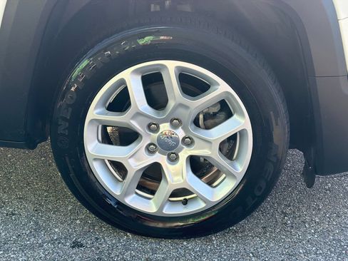 Used 2018 Jeep Renegade Latitude FWD image 12