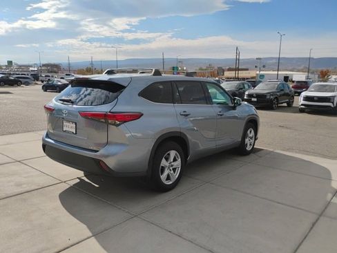Used 2022 Toyota Highlander LE image 5