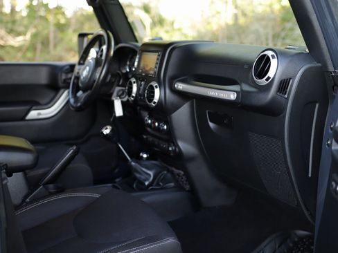 Used 2016 Jeep Wrangler Unlimited Rubicon w/ Connectivity Group image 28