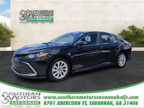 Used 2023 Toyota Camry LE image 1