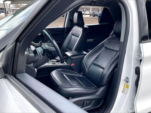 Used 2020 Ford Explorer XLT w/ Equipment Group 202A image 8