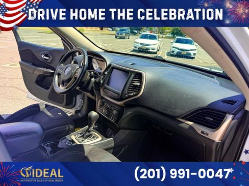 Used 2016 Jeep Cherokee Latitude w/ Cold Weather Group AWD/4WD image 19