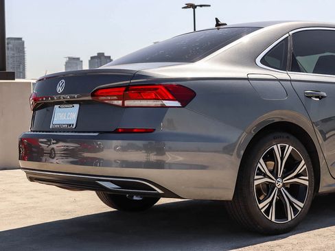 Certified 2022 Volkswagen Passat 2.0T SE FWD image 9