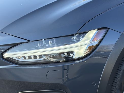 Certified 2022 Volvo V90 B6 Cross Country image 6