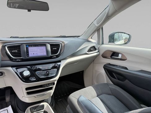 Used 2022 Chrysler Voyager LX FWD image 21