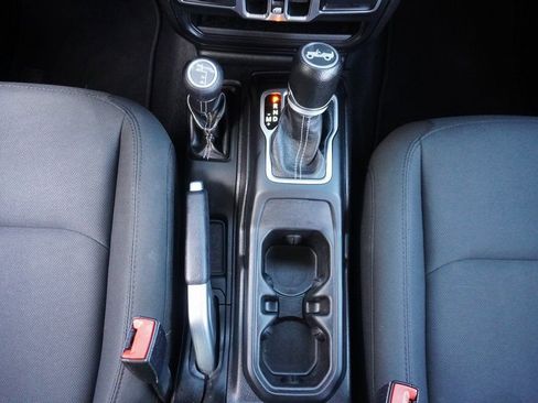 Used 2018 Jeep Wrangler Unlimited Sahara image 17