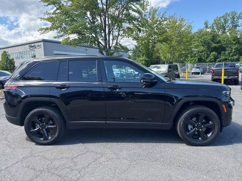 Used 2025 Jeep Grand Cherokee Altitude AWD/4WD image 15