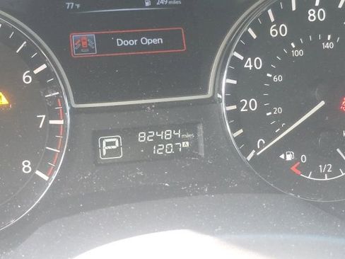 Used 2015 Nissan Pathfinder S image 11