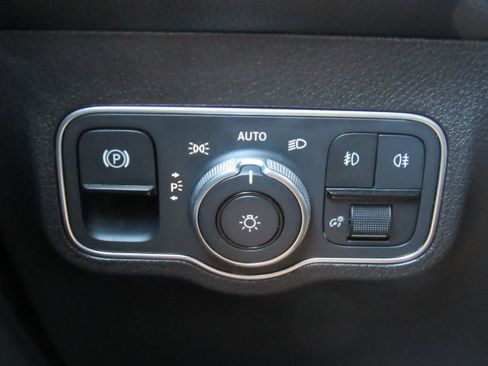 Used 2022 Mercedes-Benz GLB 250 w/ Premium Package Lite image 36