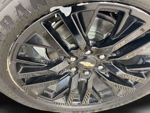 Used 2024 Chevrolet Suburban Premier AWD/4WD image 8