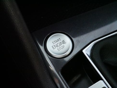 Certified 2022 Volkswagen Tiguan SE R-Line image 27