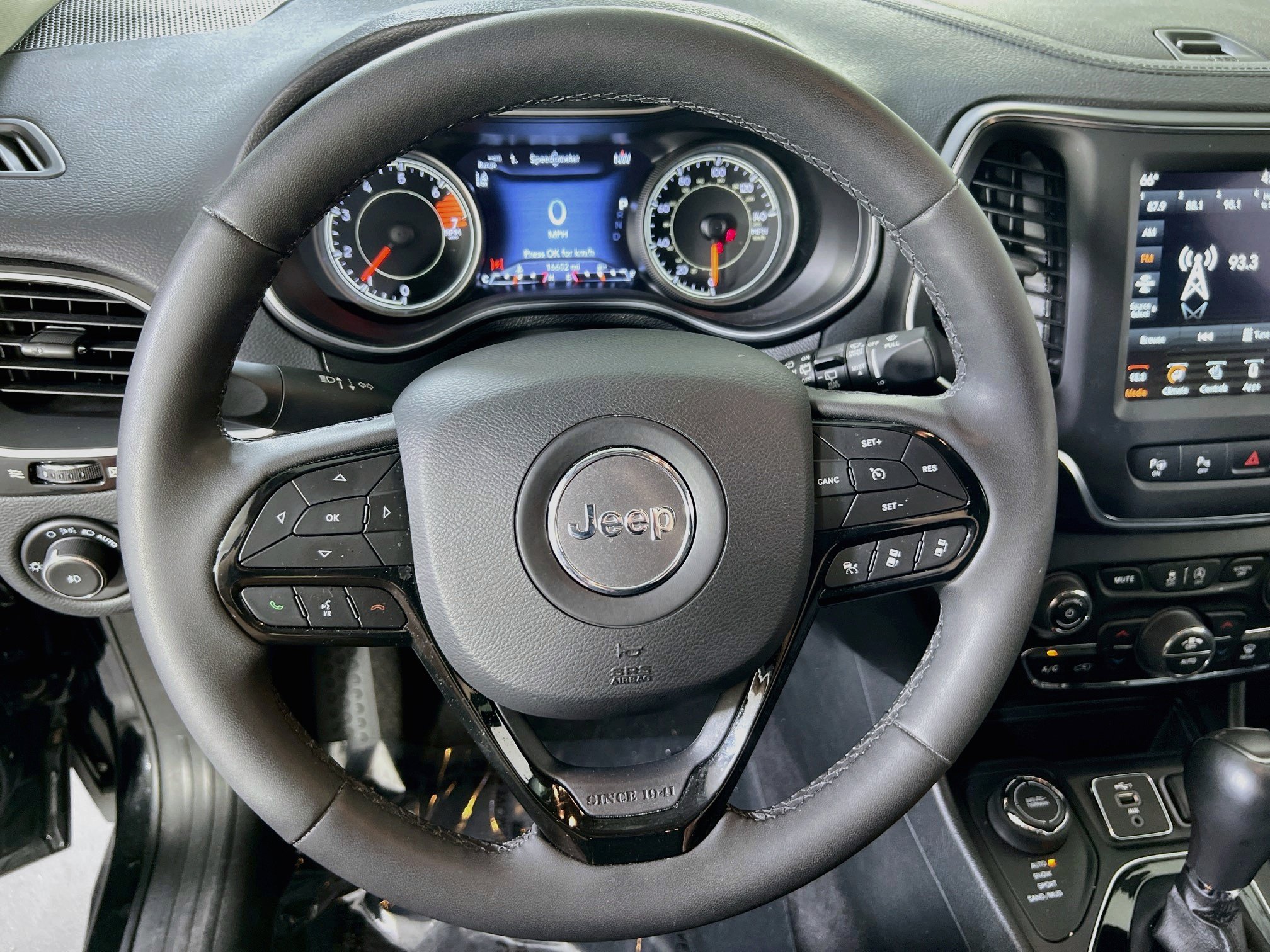 Used 2023 Jeep Cherokee Altitude Lux AWD/4WD image 11