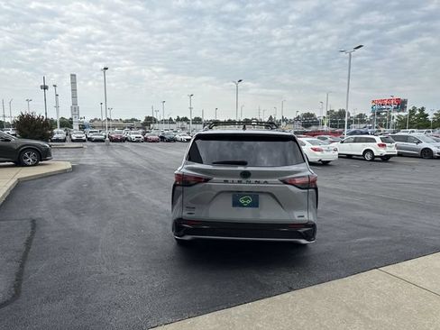 Used 2025 Toyota Sienna XSE w/ XSE Premium Package FWD image 5