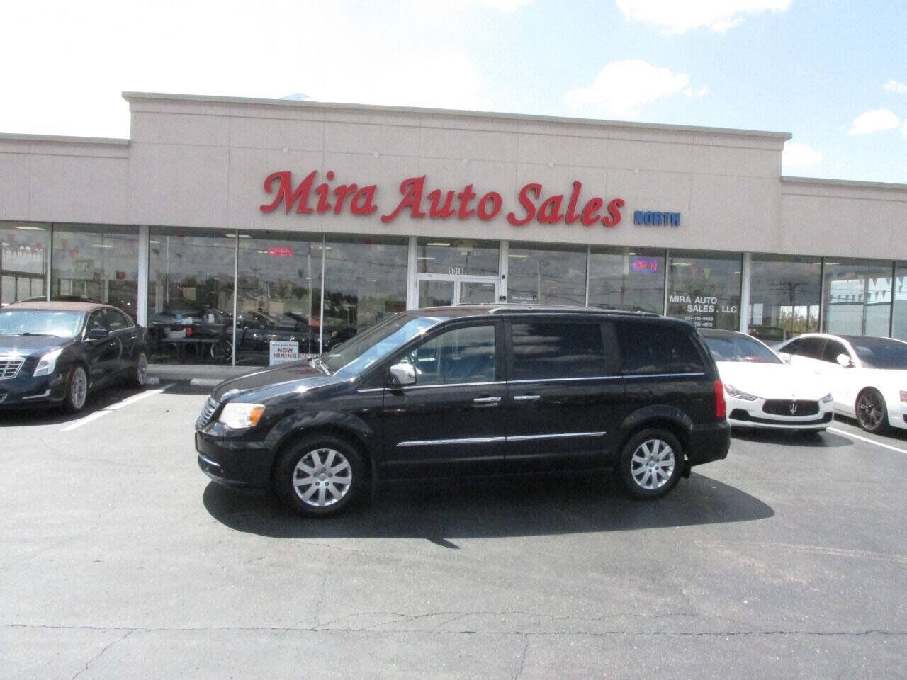Used 2012 Chrysler Town & Country Touring-L w/ Driver Convenience Group FWD image 2