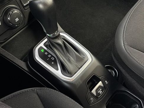 Used 2023 Jeep Renegade Latitude AWD/4WD image 20