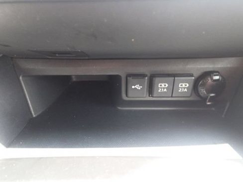 Used 2021 Toyota Highlander L FWD image 31