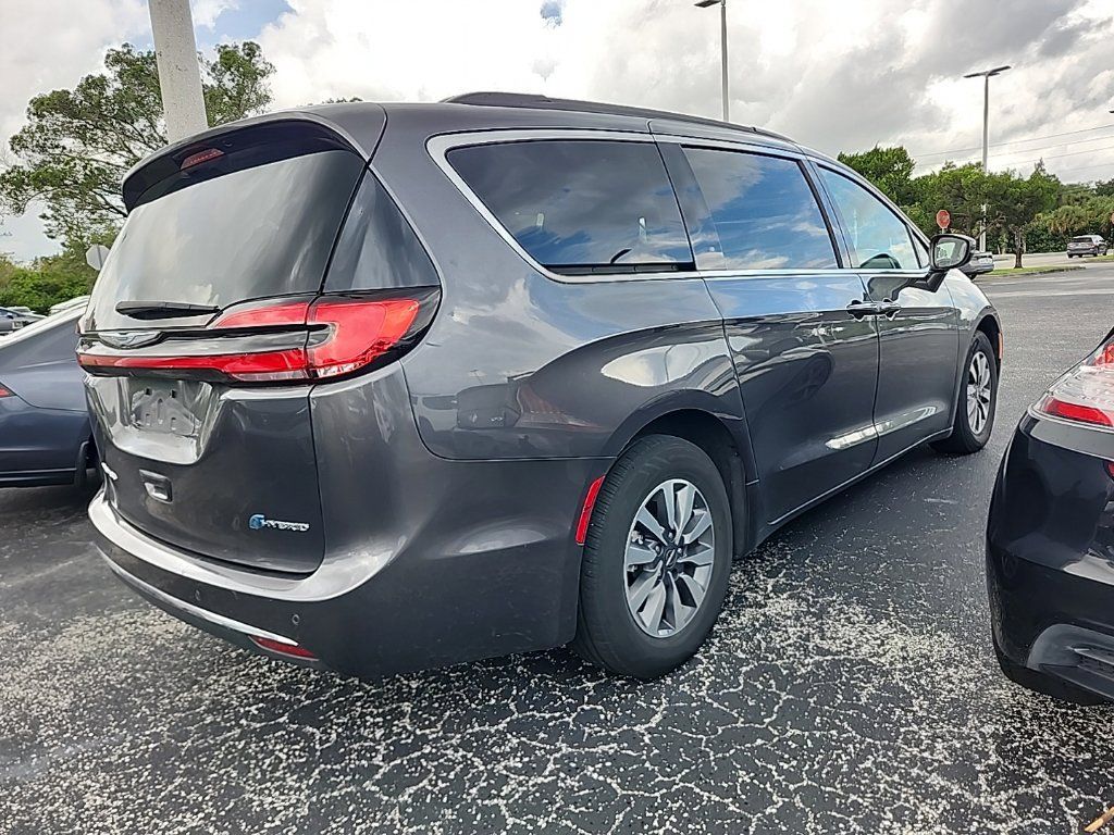Used 2021 Chrysler Pacifica Touring FWD image 2