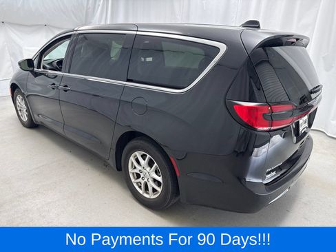 Used 2024 Chrysler Pacifica Touring-L FWD image 4