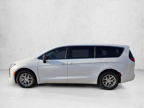 New 2027 Chrysler Pacifica Select FWD image 5