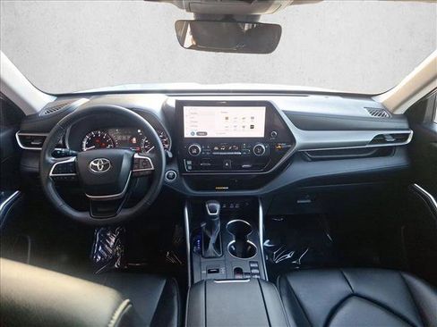 Certified 2024 Toyota Highlander XLE image 16