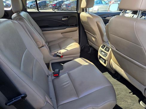 Certified 2022 Honda Pilot Touring image 19