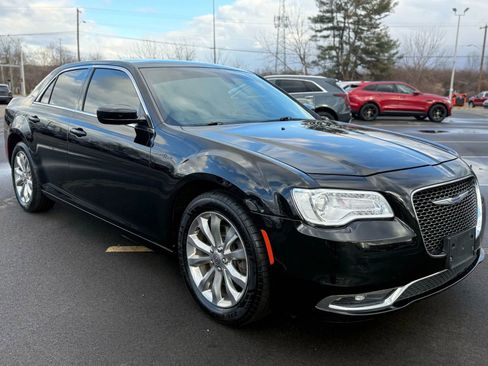 Used 2018 Chrysler 300 Touring L image 2